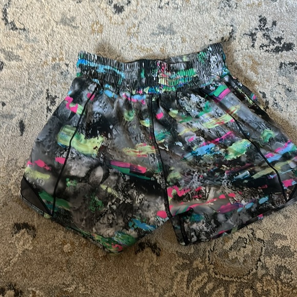 Lululemon Hottie Hot shorts - Picture 2 of 2